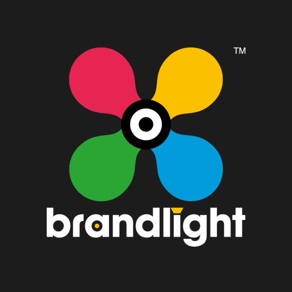 logo brandlight multicolor y blanco sobre negro